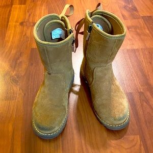 Ugg’s back laced tan boots
